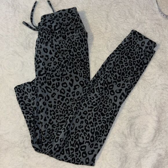 PINK Active leopard print workout leggings. grey and black. Sz small - Picture 8 of 9